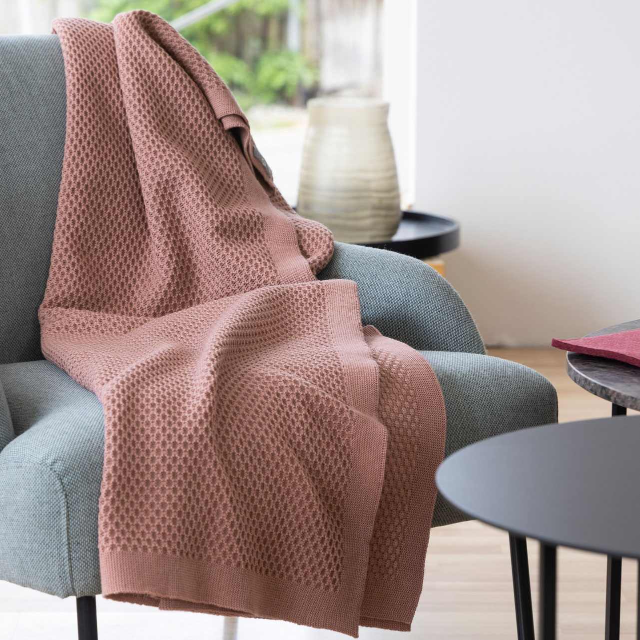 PRECOMMANDE Grand plaid tricoté en laine mérinos Bio Maille nid d'abeille - DISANA Living 2025/26