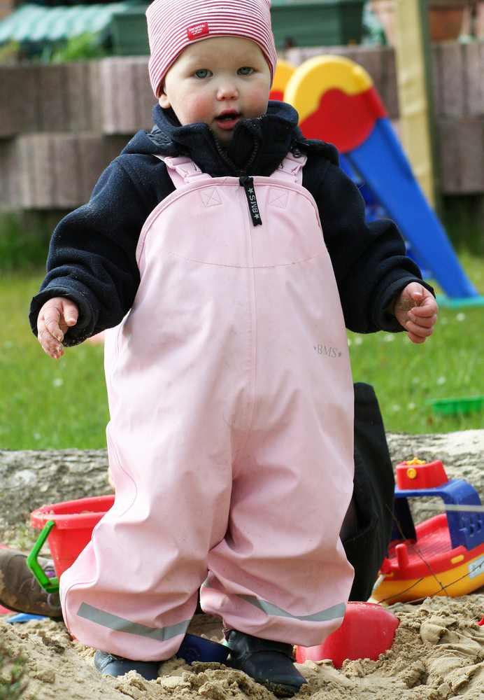 salopette de pluie bébé oekotex BMS salopette imperméable étanche et évolutive pour la pluie et jouer dehors rose pastel