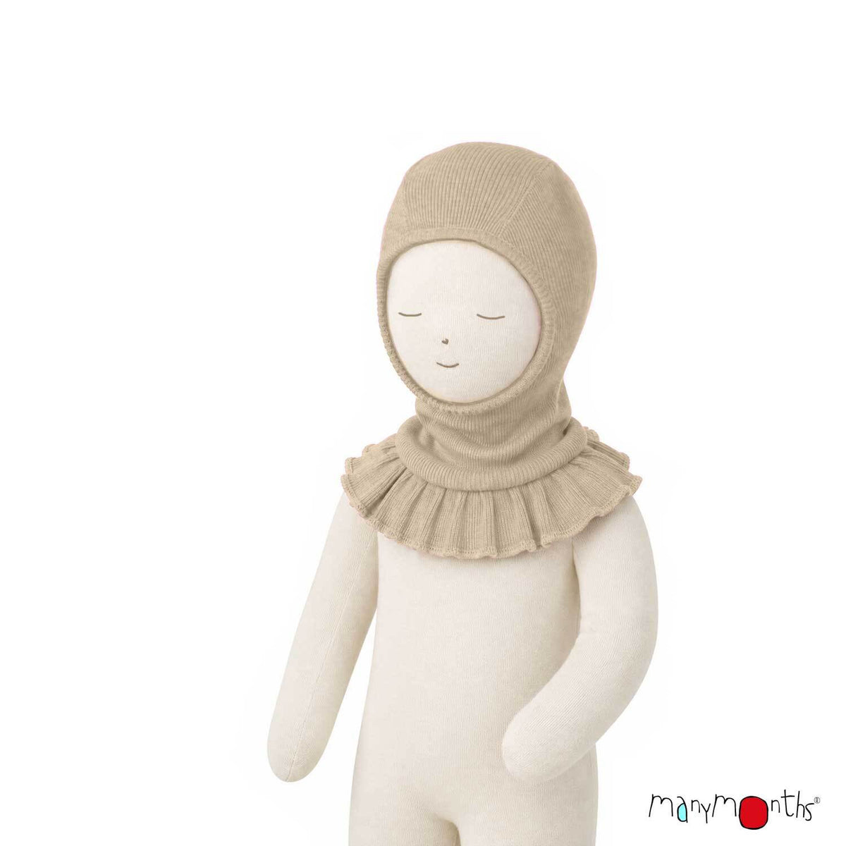 Cagoule Romantique ManyMonths en laine mérinos avec volants, coloris écru Toasted Coconut – collection 2026/2027