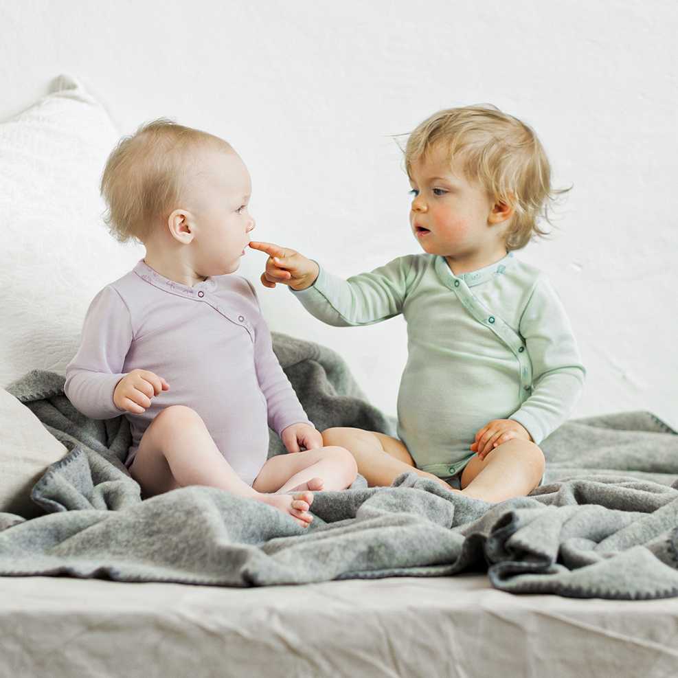body croisé engel natur en laine mérinos et soie pour bébé - laine et soie bio mauve et vert menthe
