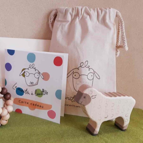 mouton en bois et pochette cadeau